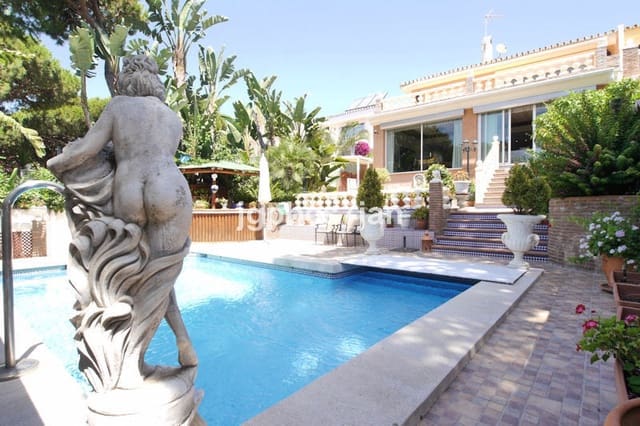 Pareado de 4 habitaciones en Cabopino, Marbella en venta con piscina garaje - 2.300.000 € (Ref: 9162794)
