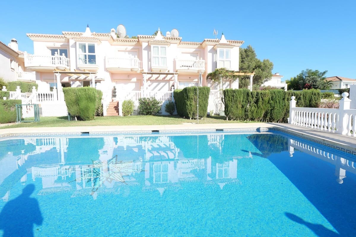 3 bedroom Apartment for sale in Cabopino with pool garage - € 895,000 (Ref: 9166592)