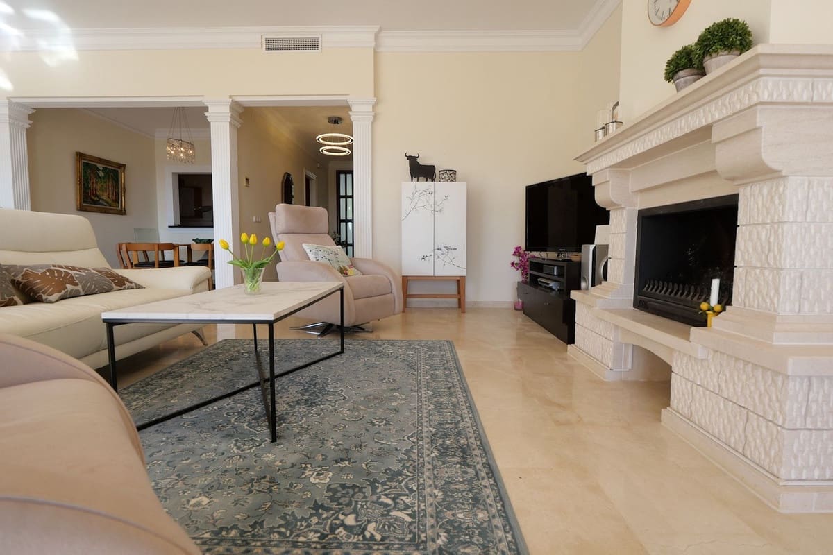 3 sypialnia Apartament na sprzedaż w Cabopino z basenem garażem - 895 000 € (Ref: 9166592)