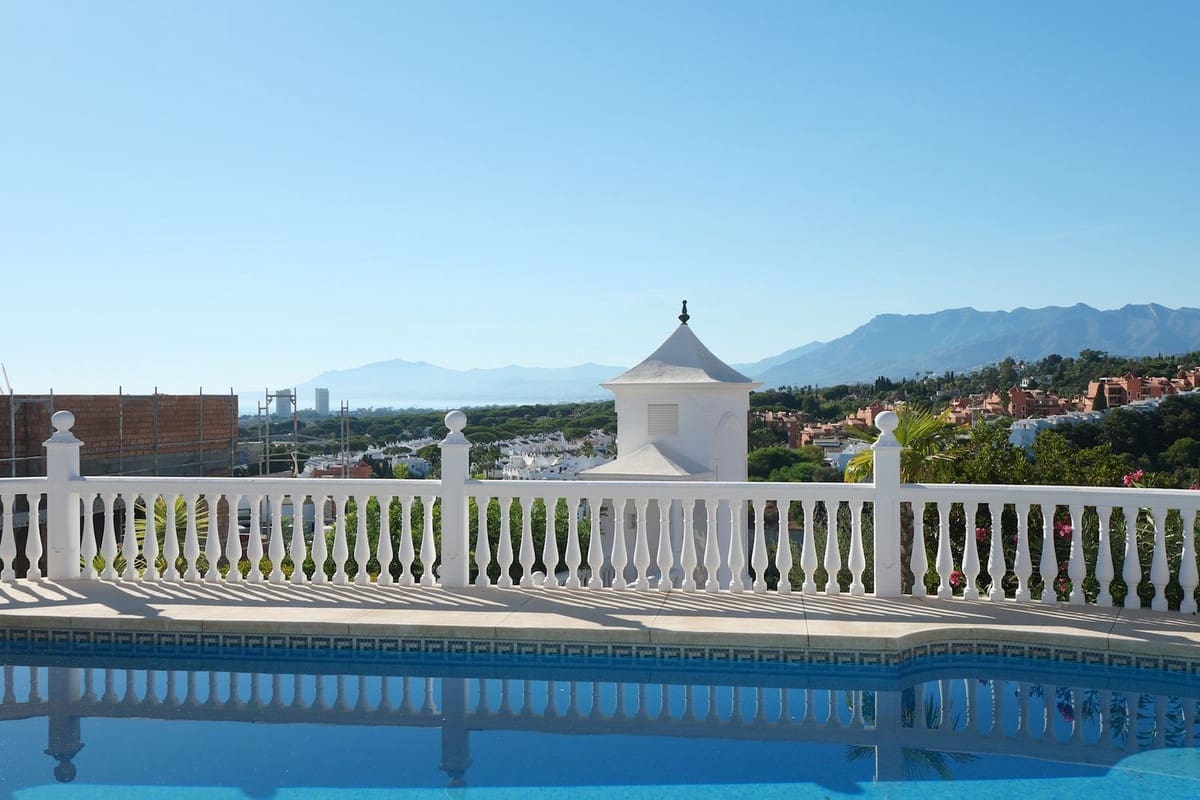 3 sypialnia Apartament na sprzedaż w Cabopino z basenem garażem - 895 000 € (Ref: 9166592)