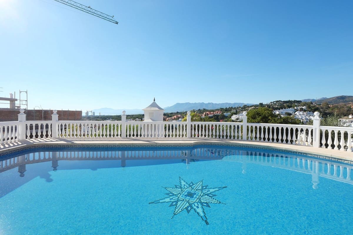 3 sypialnia Apartament na sprzedaż w Cabopino z basenem garażem - 895 000 € (Ref: 9166592)