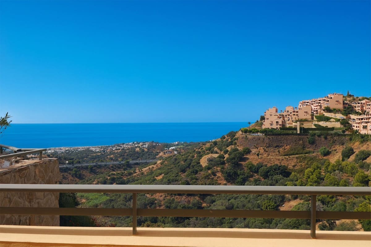 2 bedroom Apartment for sale in Calahonda with pool garage - € 365,000 (Ref: 9193000)