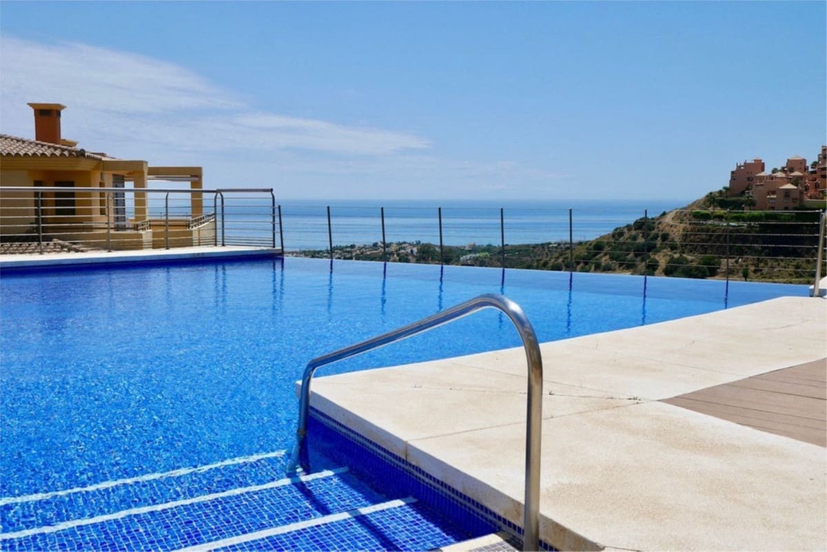 2 bedroom Apartment for sale in Calahonda with pool garage - € 365,000 (Ref: 9193000)