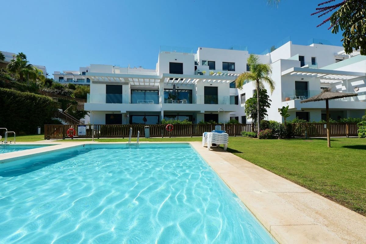 2 bedroom Apartment for sale in La Cala de Mijas with pool garage - € 499,999 (Ref: 9210462)