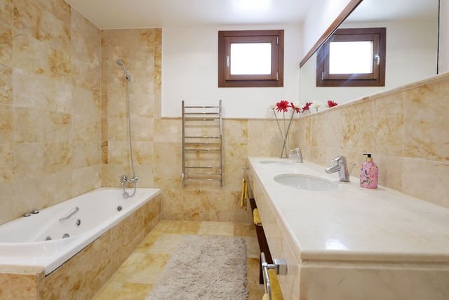 Ático de 3 habitaciones en Marbella en venta con piscina garaje - 595.900 € (Ref: 9238816)