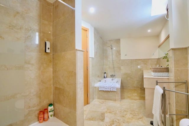 3 soveværelse Penthouse til salg i Los Monteros, Marbella med swimmingpool garage - € 649.000 (Ref: 9248552)