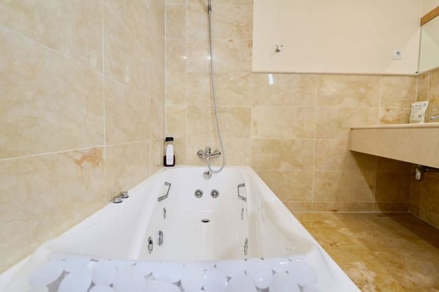 3 sypialnia Penthouse na sprzedaż w Los Monteros, Marbella z basenem garażem - 645 000 € (Ref: 9248552)