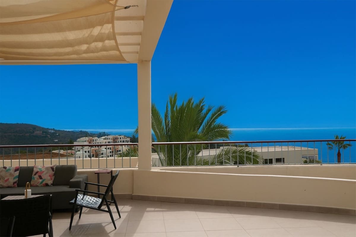 3 sypialnia Penthouse na sprzedaż w Los Monteros z basenem garażem - 645 000 € (Ref: 9248552)