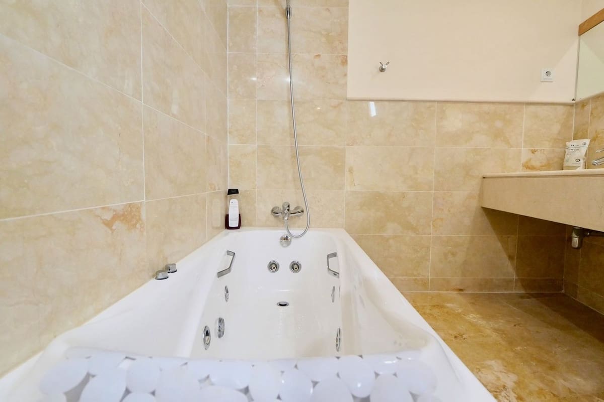 3 sypialnia Penthouse na sprzedaż w Los Monteros z basenem garażem - 645 000 € (Ref: 9248552)