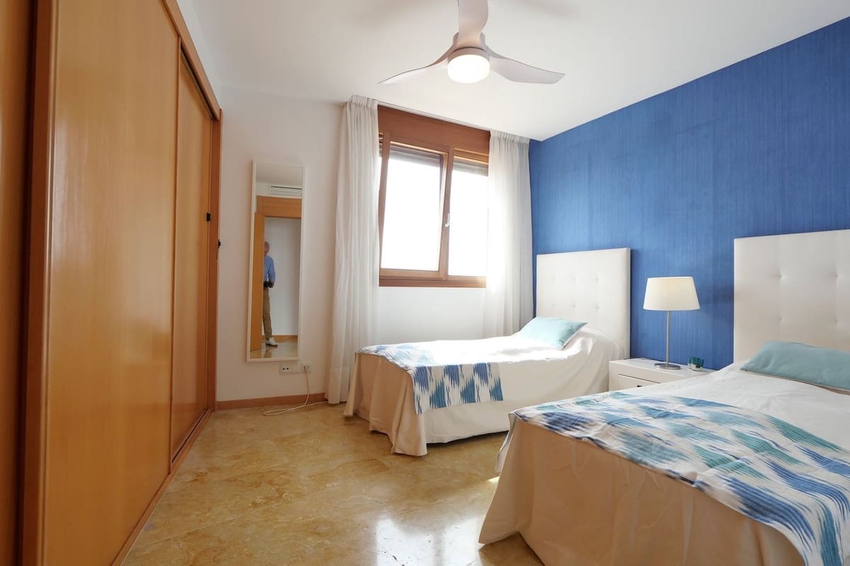 3 sypialnia Penthouse na sprzedaż w Los Monteros z basenem garażem - 645 000 € (Ref: 9248552)