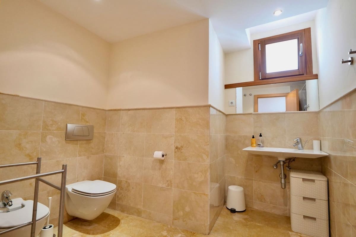 3 sypialnia Penthouse na sprzedaż w Los Monteros z basenem garażem - 645 000 € (Ref: 9248552)