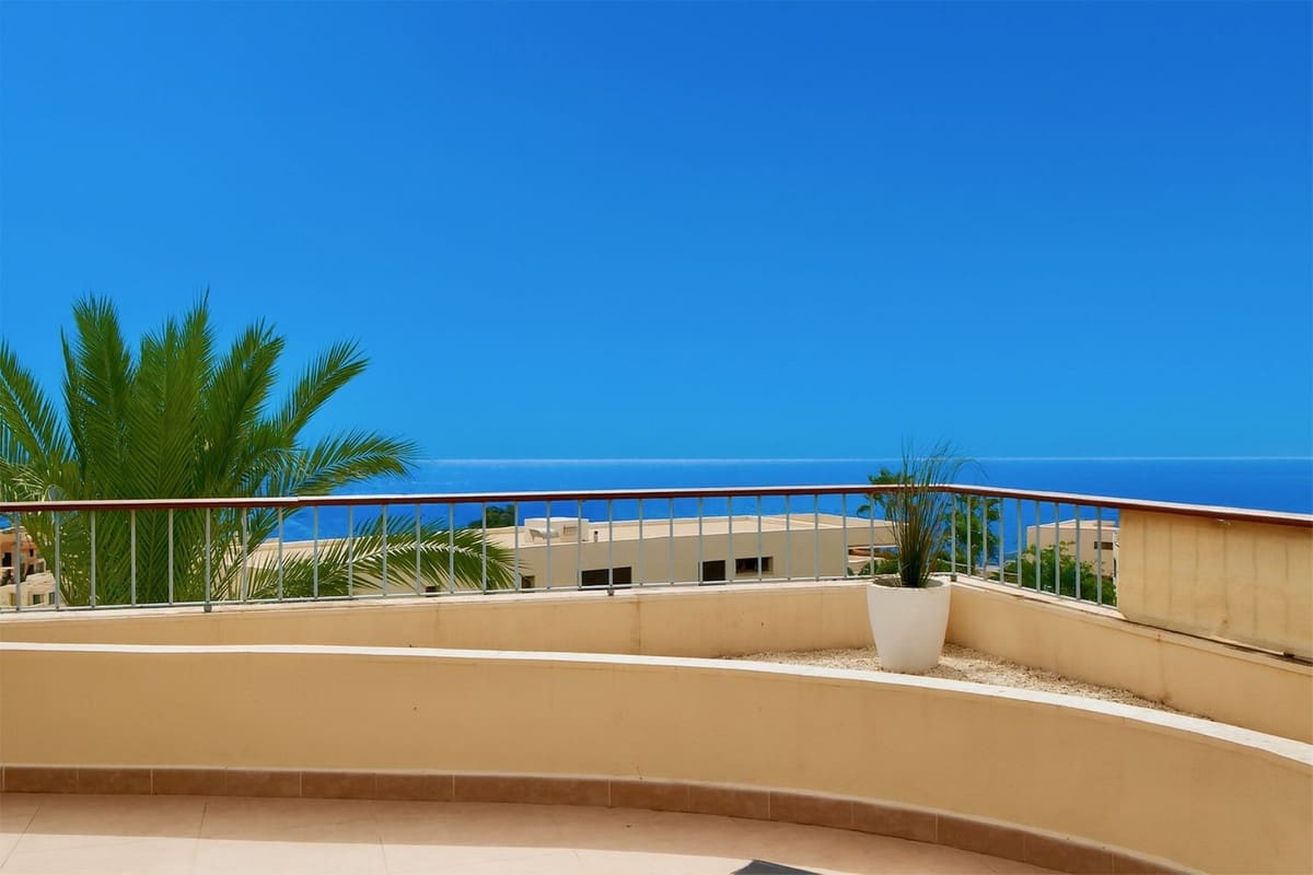 3 sypialnia Penthouse na sprzedaż w Los Monteros z basenem garażem - 645 000 € (Ref: 9248552)