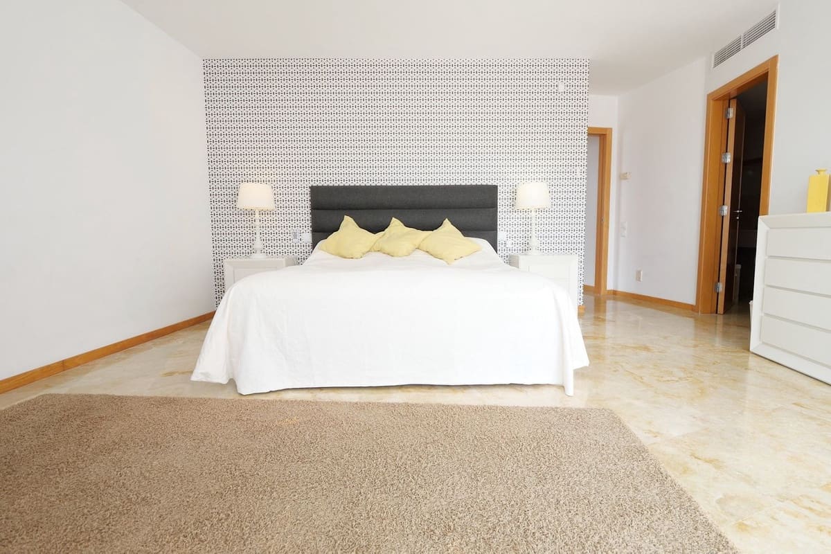 3 sypialnia Penthouse na sprzedaż w Los Monteros z basenem garażem - 645 000 € (Ref: 9248552)