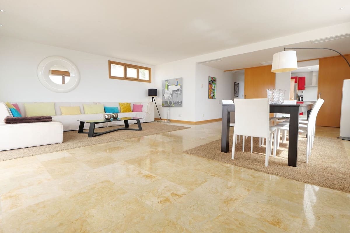 3 sypialnia Penthouse na sprzedaż w Los Monteros z basenem garażem - 645 000 € (Ref: 9248552)