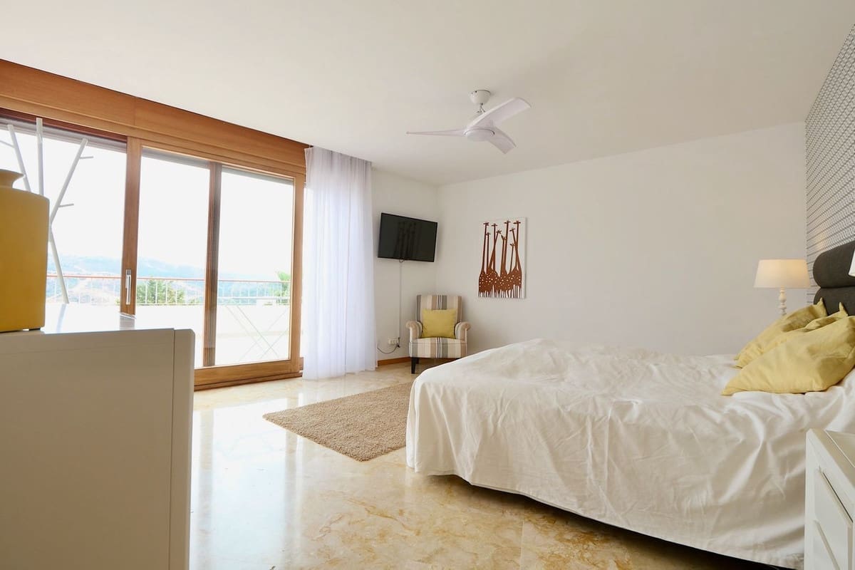 3 sypialnia Penthouse na sprzedaż w Los Monteros z basenem garażem - 645 000 € (Ref: 9248552)