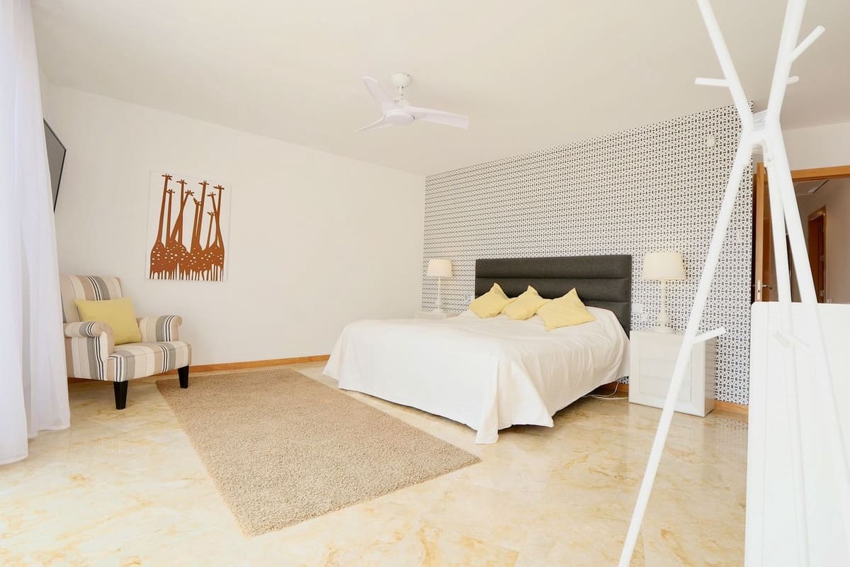 3 sypialnia Penthouse na sprzedaż w Los Monteros z basenem garażem - 645 000 € (Ref: 9248552)