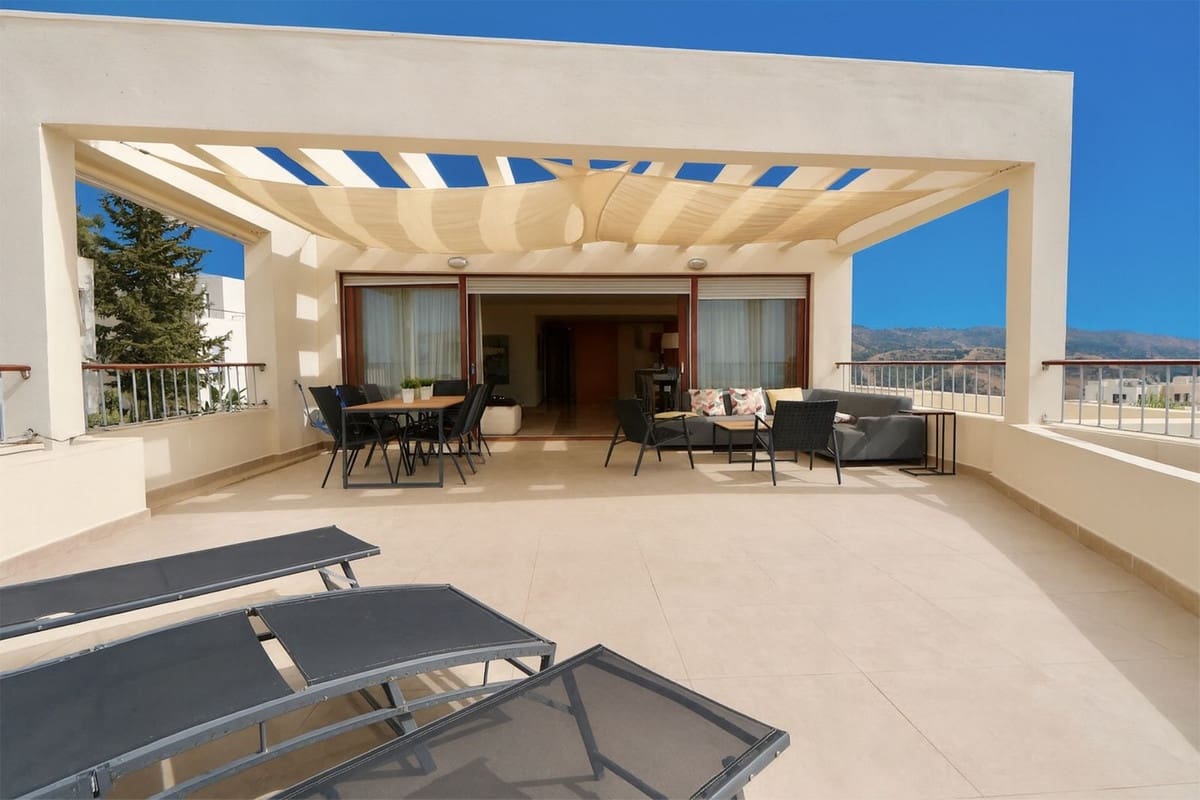 3 chambre Penthouse à vendre à Los Monteros avec piscine garage - 645 000 € (Ref: 9248552)