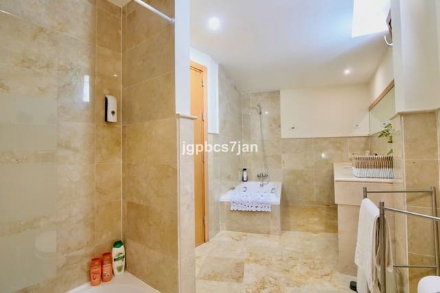 3 makuuhuone Kattohuoneisto myytävänä paikassa Los Monteros, Marbella mukana uima-altaan 
autotalli - 645 000 € (Ref: 9248552)