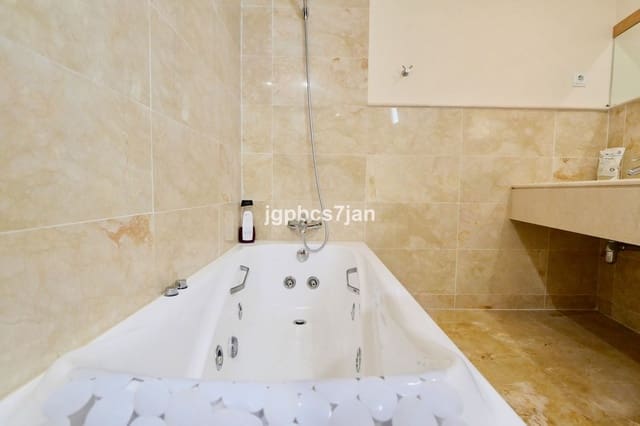 3 makuuhuone Kattohuoneisto myytävänä paikassa Los Monteros, Marbella mukana uima-altaan 
autotalli - 645 000 € (Ref: 9248552)