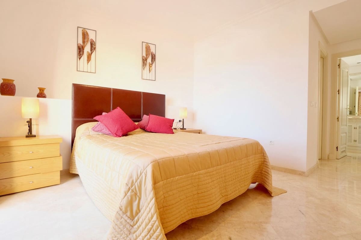 2 sypialnia Penthouse na sprzedaż w La Mairena z basenem - 379 500 € (Ref: 9294155)