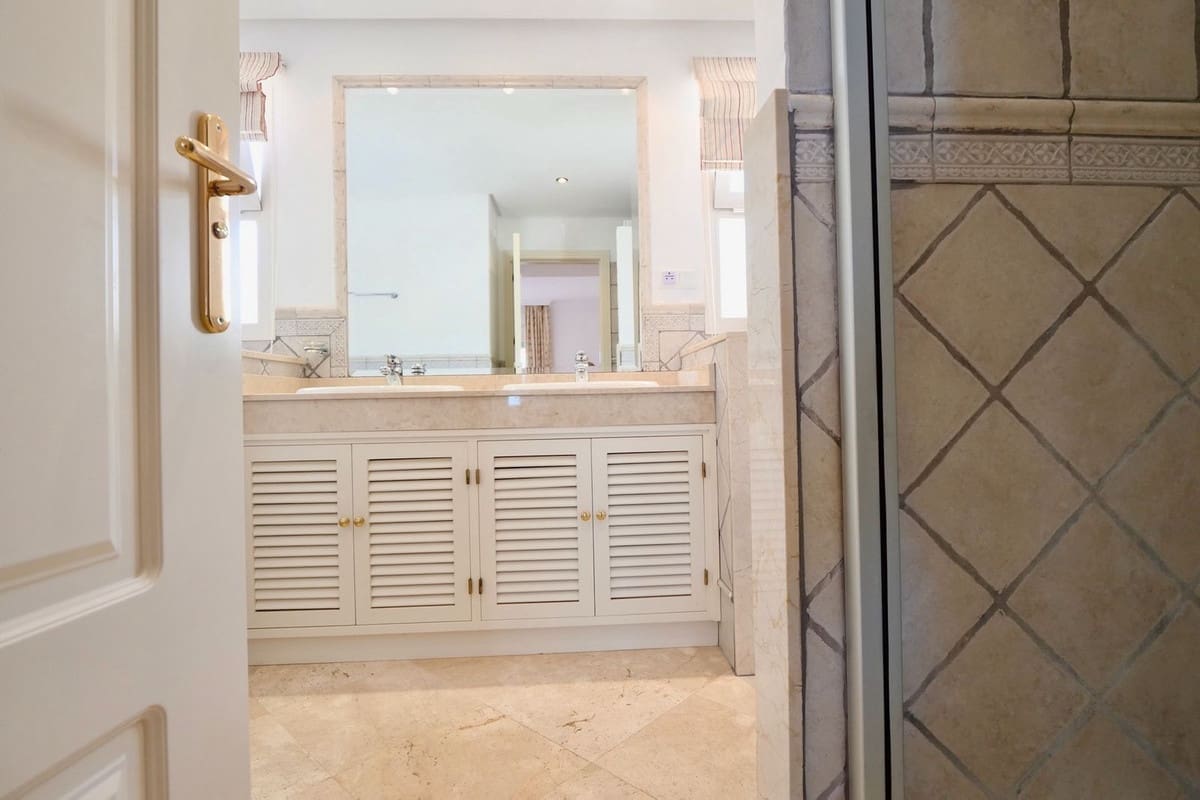 2 sypialnia Penthouse na sprzedaż w La Mairena z basenem - 379 500 € (Ref: 9294155)