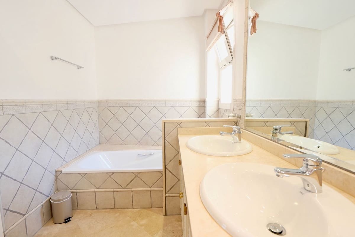 2 sypialnia Penthouse na sprzedaż w La Mairena z basenem - 379 500 € (Ref: 9294155)