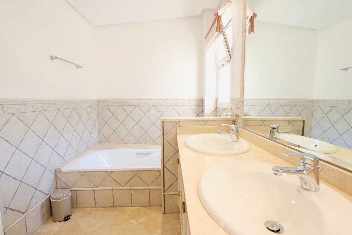 2 slaapkamer Penthouse te koop in La Mairena met zwembad - € 378.000 (Ref: 9294155)