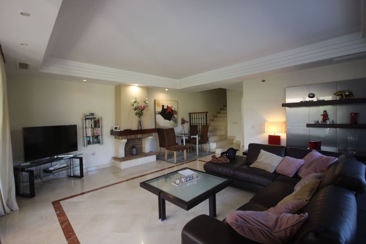 3 quarto Moradia Geminada para venda em Riviera del Sol com piscina garagem - 599 000 € (Ref: 9308408)