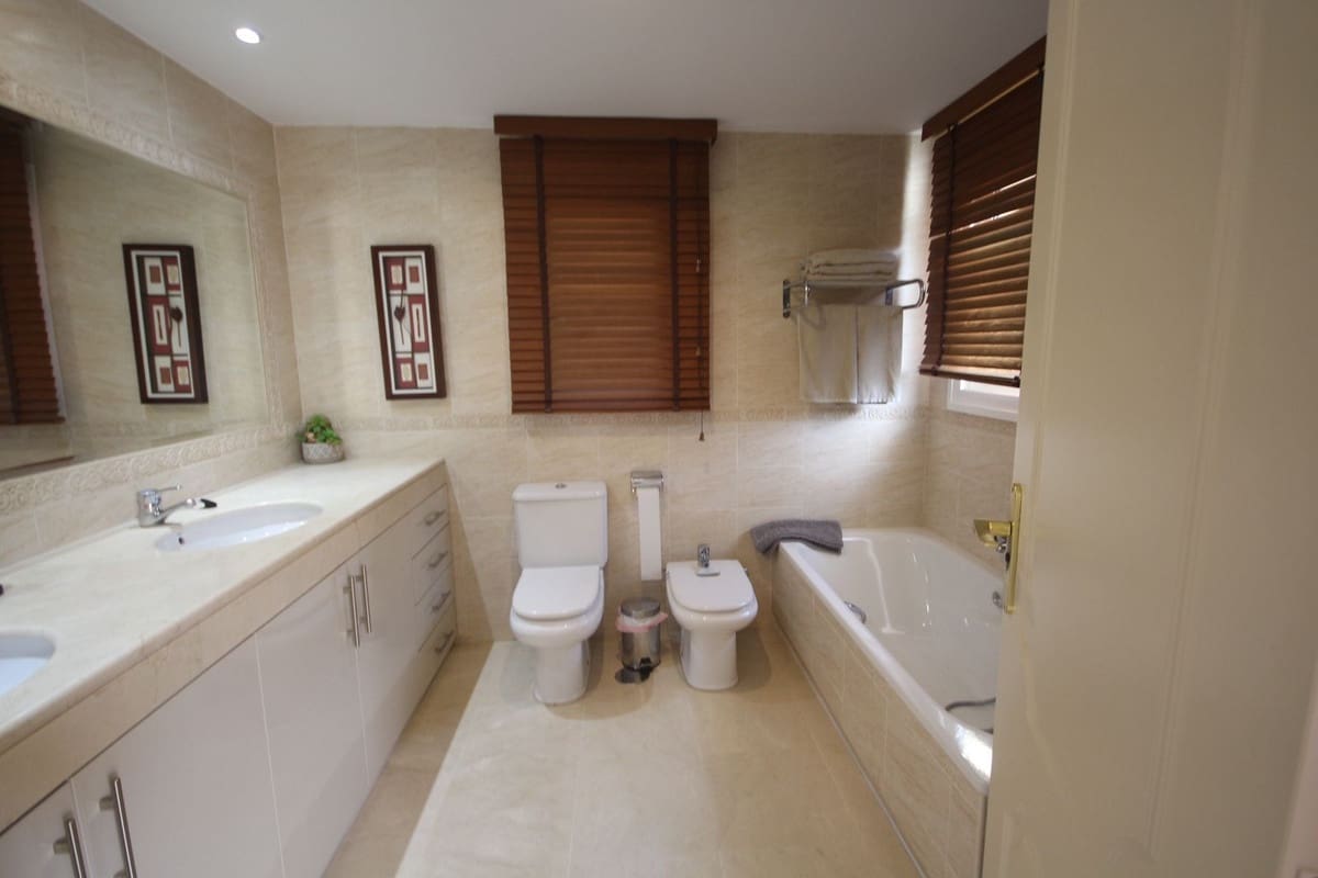 3 quarto Moradia Geminada para venda em Riviera del Sol com piscina garagem - 599 000 € (Ref: 9308408)