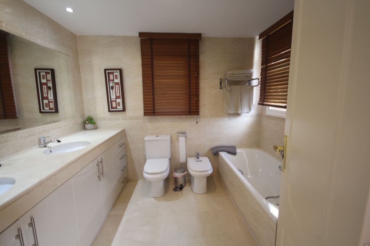 3 bedroom Semi-detached Villa for sale in Riviera del Sol with pool garage - € 599,000 (Ref: 9308408)