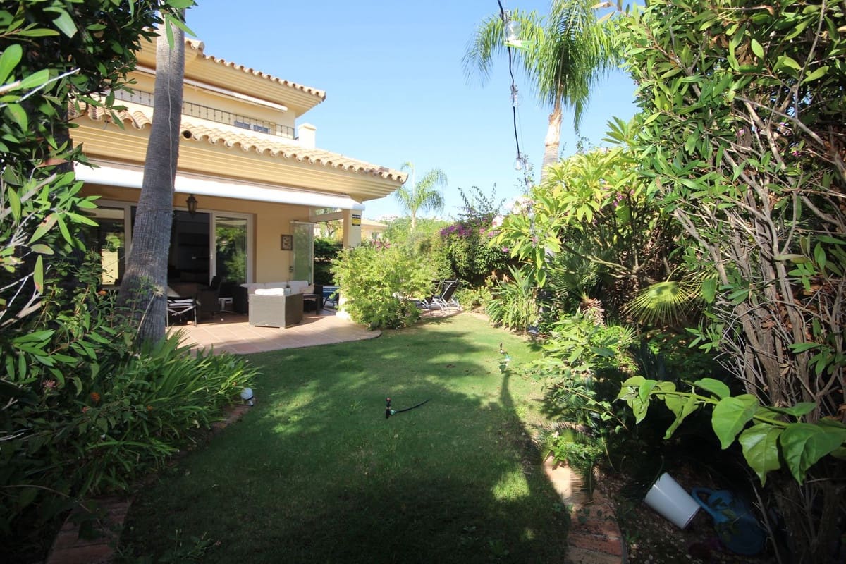 3 soverom Kjedet enebolig til salgs i Riviera del Sol med svømmebasseng garasje - € 599 000 (Ref: 9308408)