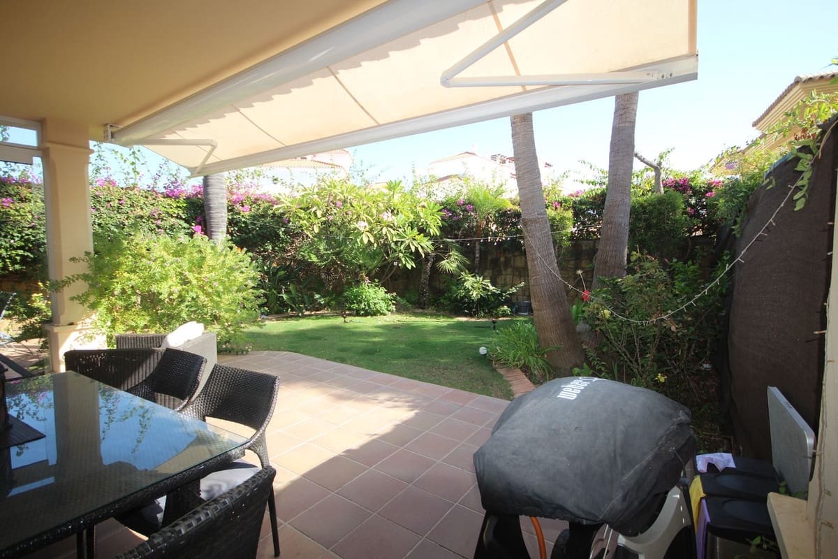 3 soverom Kjedet enebolig til salgs i Riviera del Sol med svømmebasseng garasje - € 599 000 (Ref: 9308408)