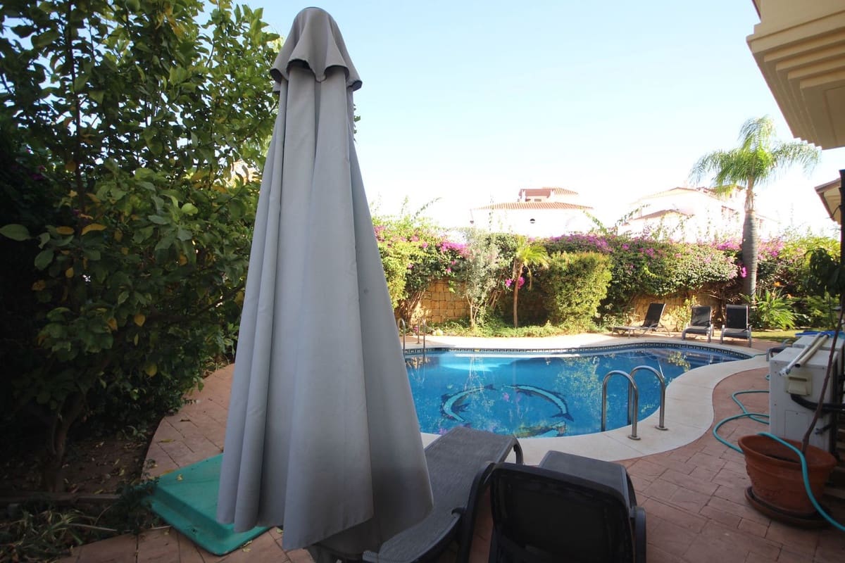 3 soverom Kjedet enebolig til salgs i Riviera del Sol med svømmebasseng garasje - € 599 000 (Ref: 9308408)
