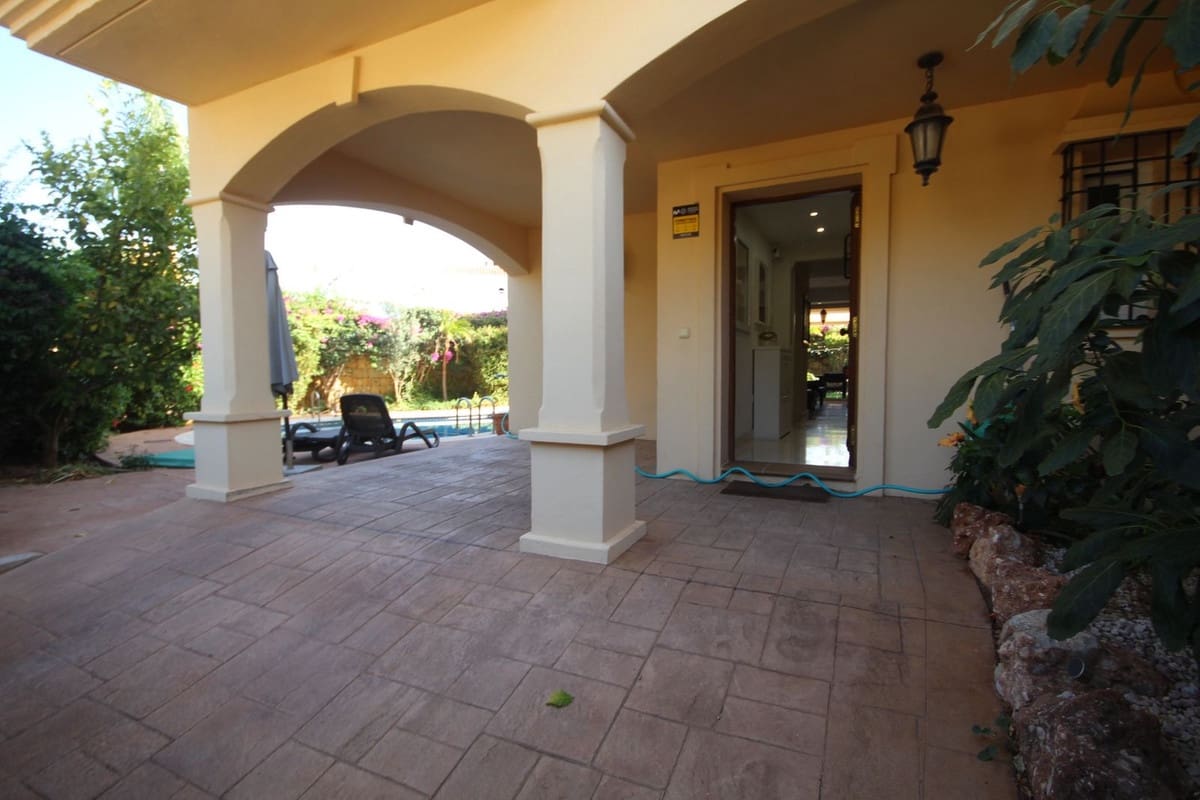 3 soverom Kjedet enebolig til salgs i Riviera del Sol med svømmebasseng garasje - € 599 000 (Ref: 9308408)