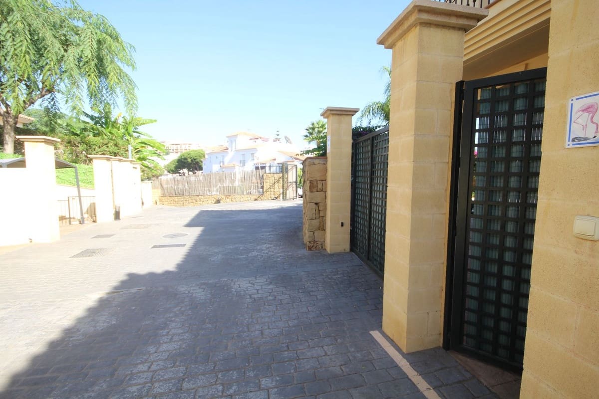 3 soverom Kjedet enebolig til salgs i Riviera del Sol med svømmebasseng garasje - € 599 000 (Ref: 9308408)