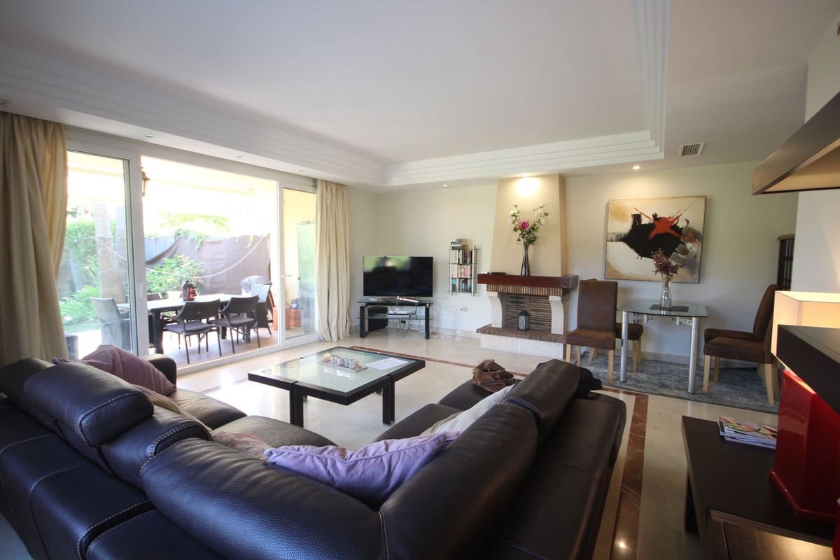 3 soverom Kjedet enebolig til salgs i Riviera del Sol med svømmebasseng garasje - € 599 000 (Ref: 9308408)