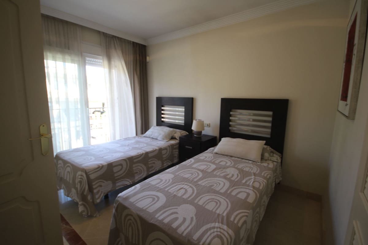 3 soverom Kjedet enebolig til salgs i Riviera del Sol med svømmebasseng garasje - € 599 000 (Ref: 9308408)