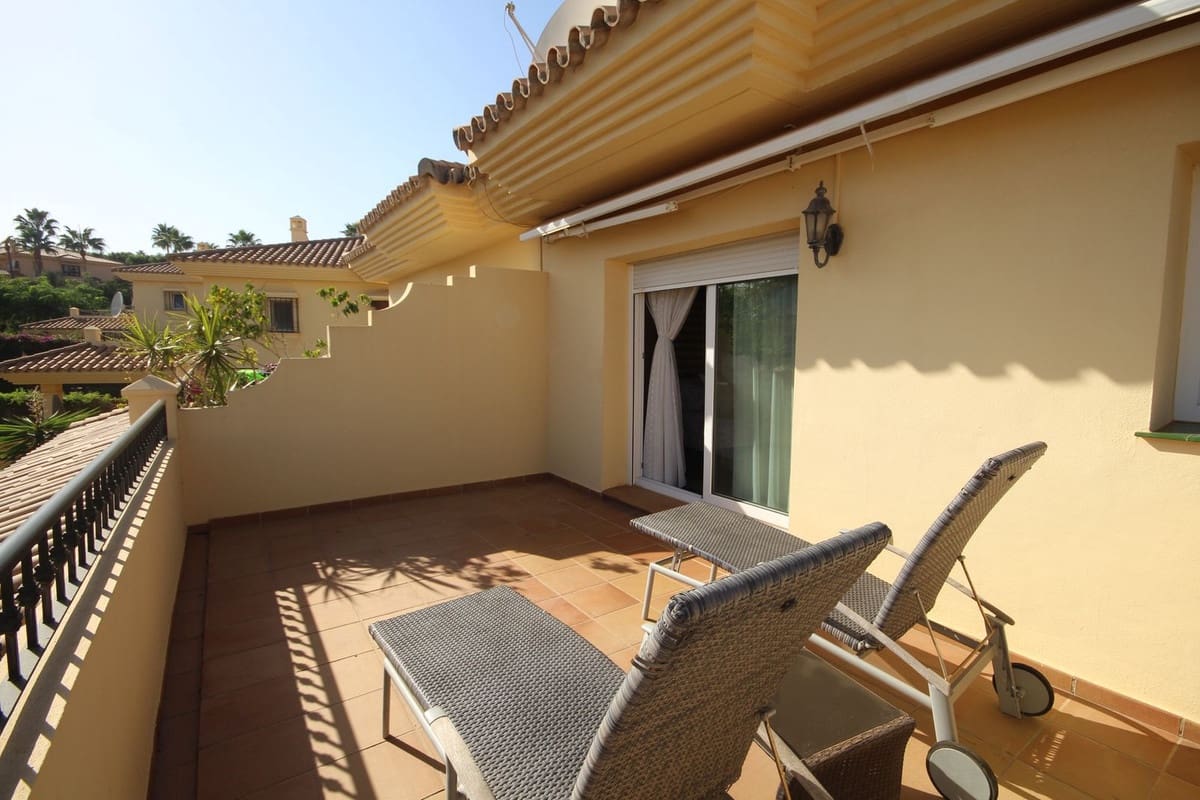 3 soverom Kjedet enebolig til salgs i Riviera del Sol med svømmebasseng garasje - € 599 000 (Ref: 9308408)