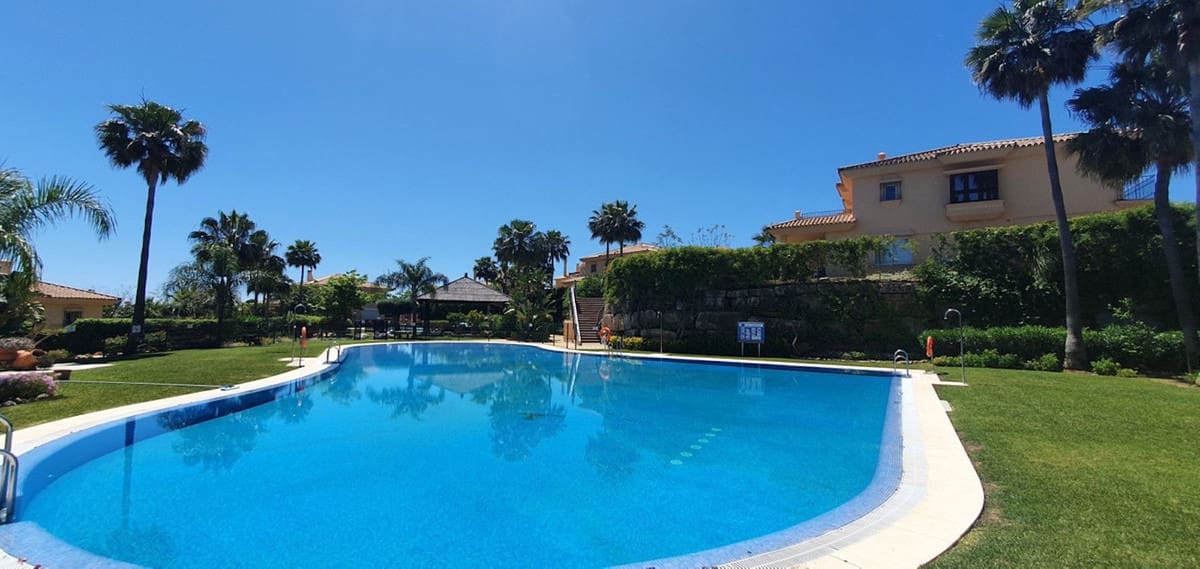 3 soverom Kjedet enebolig til salgs i Riviera del Sol med svømmebasseng garasje - € 599 000 (Ref: 9308408)