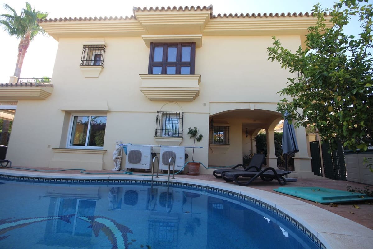 3 soverom Kjedet enebolig til salgs i Riviera del Sol med svømmebasseng garasje - € 599 000 (Ref: 9308408)