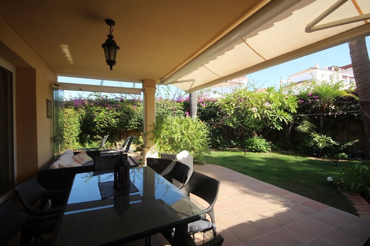 3 soverom Kjedet enebolig til salgs i Riviera del Sol med svømmebasseng garasje - € 599 000 (Ref: 9308408)