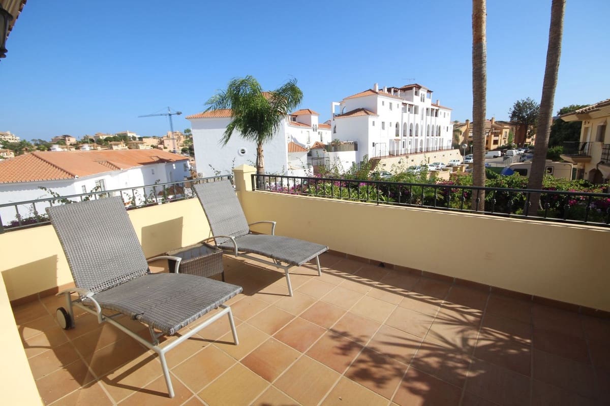 3 soverom Kjedet enebolig til salgs i Riviera del Sol med svømmebasseng garasje - € 599 000 (Ref: 9308408)