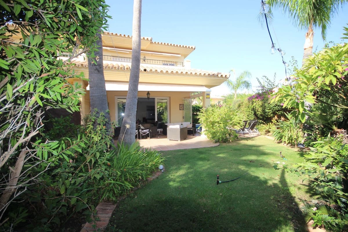 3 soverom Kjedet enebolig til salgs i Riviera del Sol med svømmebasseng garasje - € 599 000 (Ref: 9308408)