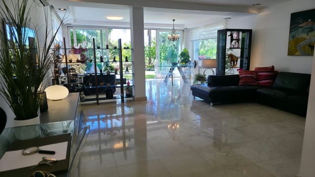 Chalet de 4 habitaciones en Calahonda, Mijas en venta con garaje - 899.000 € (Ref: 9357617)