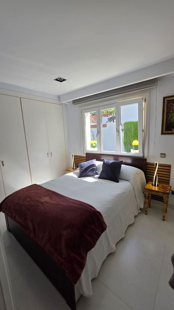 4 bedroom Villa for sale in Calahonda with garage - € 899,000 (Ref: 9357617)