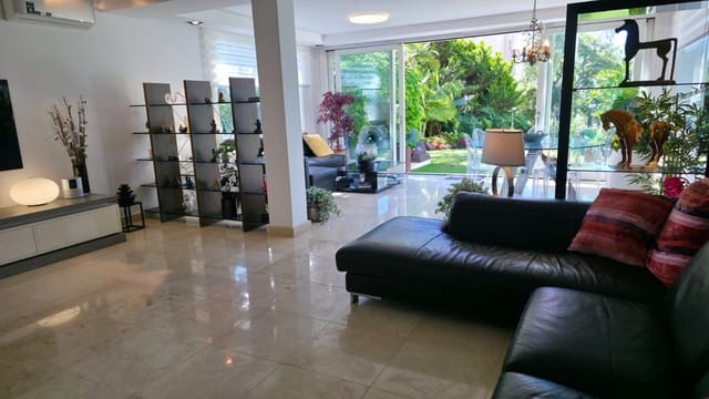 4 sypialnia Willa na sprzedaż w Calahonda, Mijas z garażem - 899 000 € (Ref: 9357617)