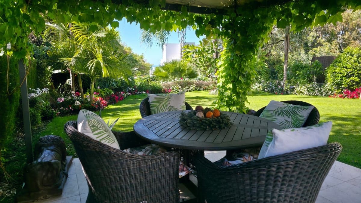 4 bedroom Villa for sale in Calahonda with garage - € 899,000 (Ref: 9357617)