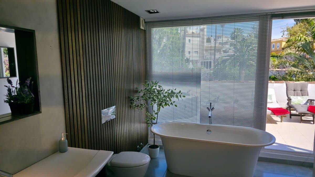 4 bedroom Villa for sale in Calahonda with garage - € 899,000 (Ref: 9357617)