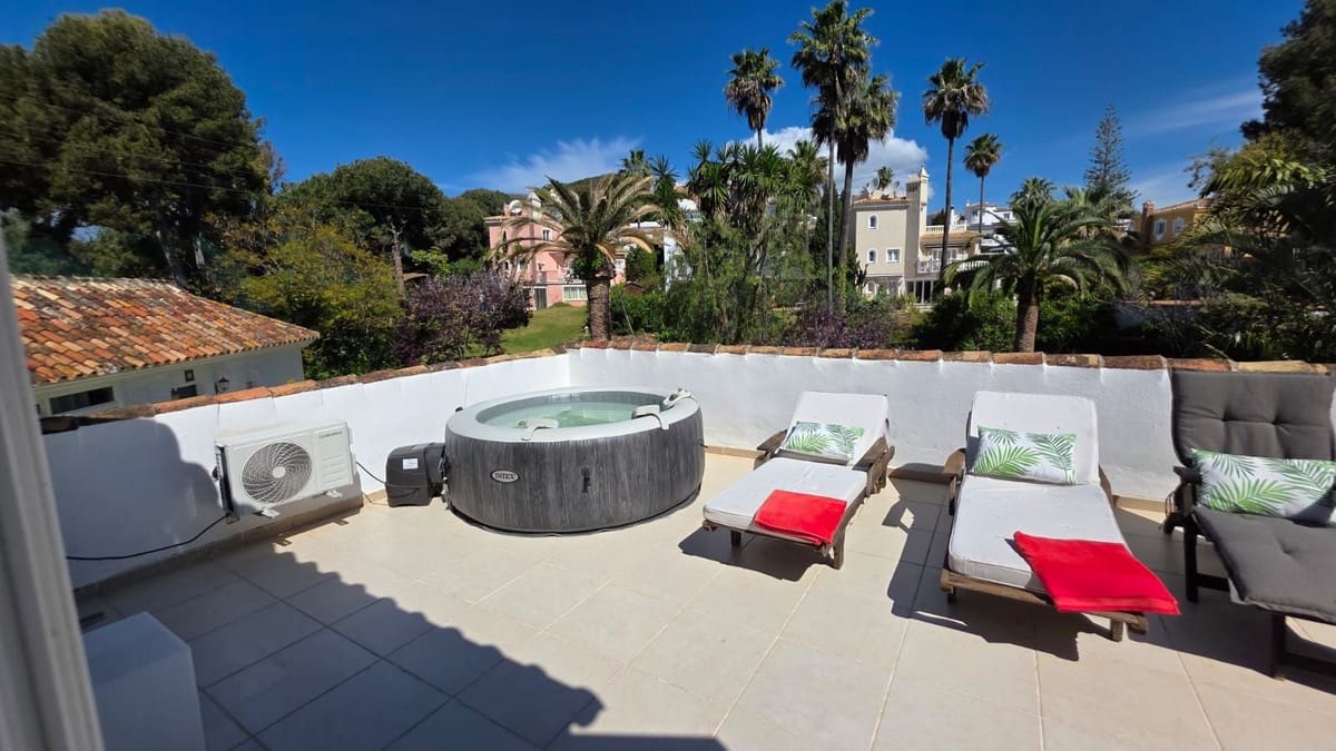 4 bedroom Villa for sale in Calahonda with garage - € 899,000 (Ref: 9357617)