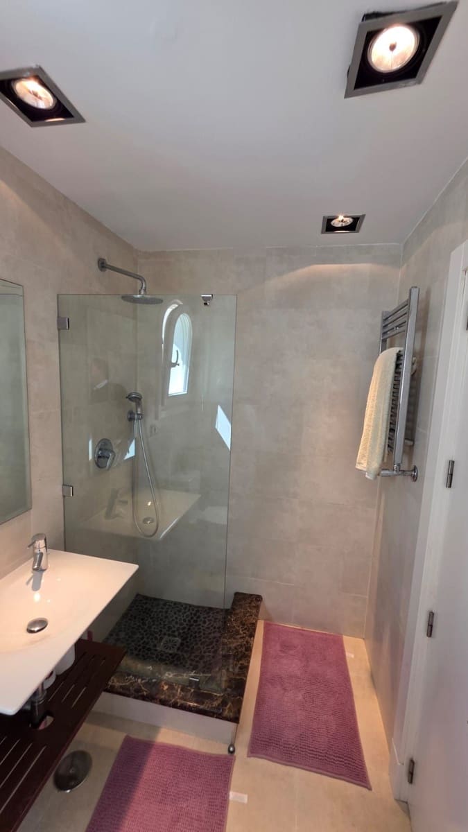 4 bedroom Villa for sale in Calahonda with garage - € 899,000 (Ref: 9357617)